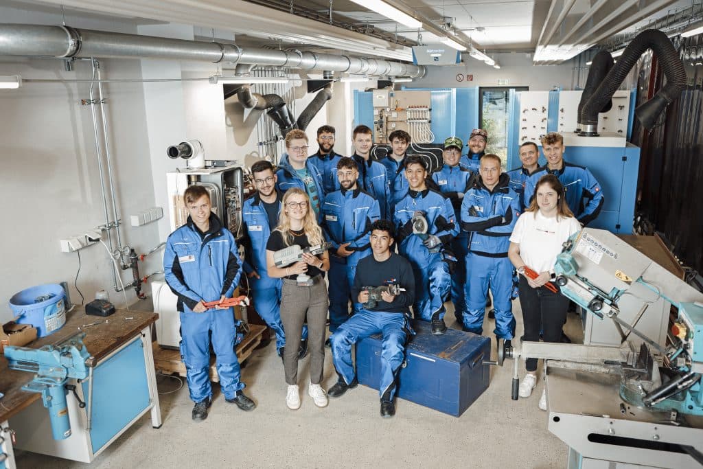 Auszubildende und Studierende in der Lehrwerkstatt bei Stein TGA